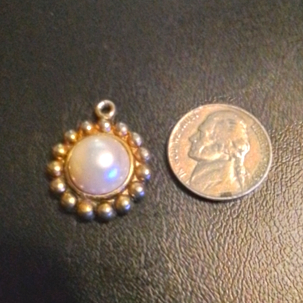 Vintage Elegant Gold and Pearl Pendant